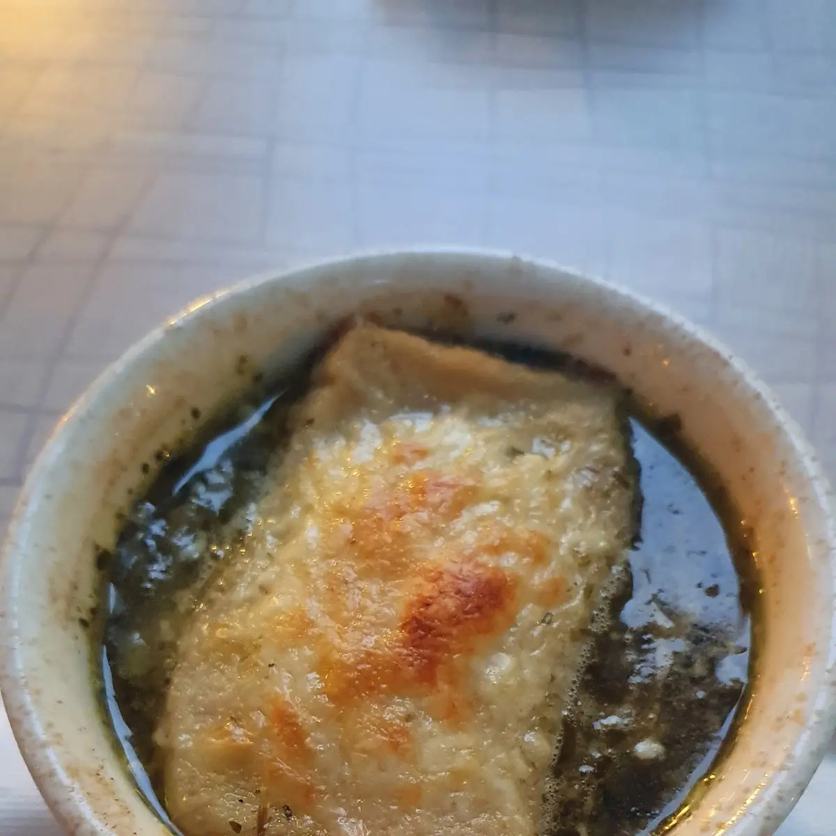 מרק בצל צרפתי עם לחם וגבינה